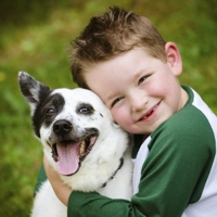 BIMBI SENZA PAURA DELLE PUNTURE CON UN CANE ACCANTO