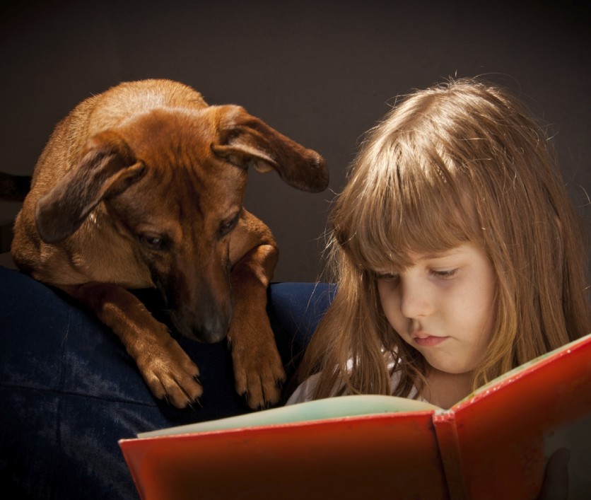 Leggere ai cani fa bene ai nostri bambini
