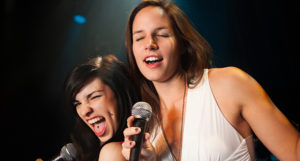 ragazza che canta